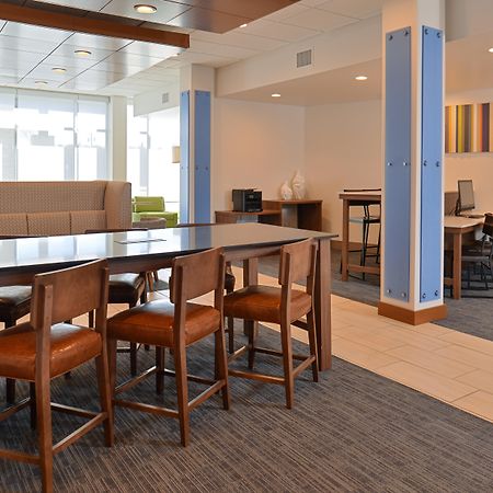 Holiday Inn Express & Suites Farmington Hills - Detroit By Ihg Exterior foto